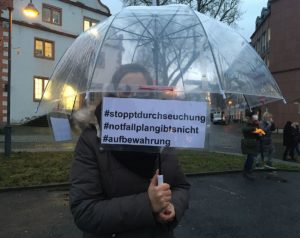 Wut und Angst vor Durchseuchung und Forderung nach besserem Schutz: Teilnehmerin der Kita-Demo in Mainz. - Foto: gik