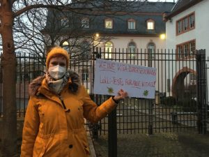 Protest vor der Mainzer Staatskanzlei im Februar 2022: Das Land muss für bessere Bedingungen in den Kitas sorgen. - Foto: gik