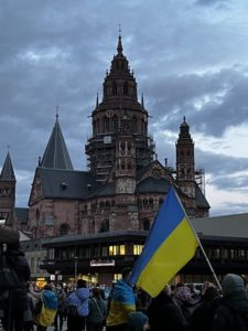 Die Glocken des Mainzers Doms werden am Donnerstagmittag sieben Minuten lang läuten - als Zeichen für Frieden und gegen den Krieg in der Ukraine . - Foto: 