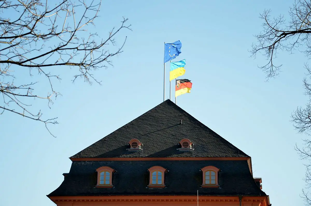 Drei Fahnen auf dem Mainzer Landtag: Europaflagge, ukrainische Fahne und die deutsche Nationalflagge. - Foto: gik
