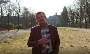 Der Präsident der Deutsch-Ukrainischen Gesellschaft, Lukas Augustin, vor Schloss Waldthausen. - Foto: BYC News
