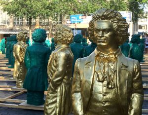 Ludwig van Beethoven als Mini-Skulptur auf dem Bonner Münsterplatz. - Foto: gik