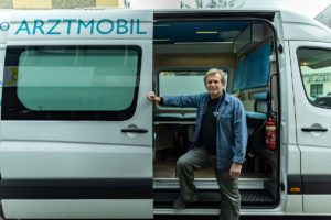 Gerhard Trabert mit seinem Arztmobil zur Versorgung wohnungsloser Menschen. - Foto: Christof Mattes