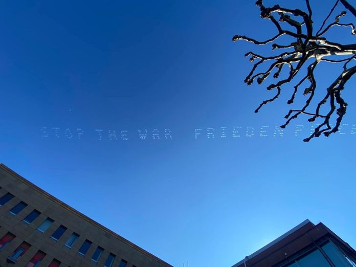 „Stop the War – Peace“: Skytexter schreiben Botschaft an den Himmel über Mainz: Frieden in der Ukraine