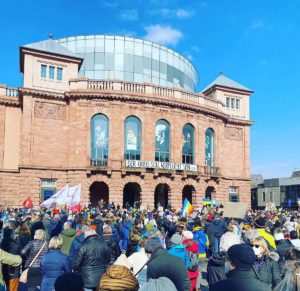 Rund 3000 Mainzer haben am Sonntag in Mainz gegen den Krieg in der Ukraine protestiert. - Foto: Valentin