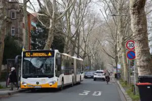Gedrängte Enge durch Bus, Fahrräder und Autos in der Mainzer Hindenburgstraße. - Foto: gik