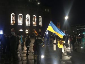 Die Ukraine hat viele finstere Zeiten erlebt - hier weht die ukrainische Flagge bei einer Mahnwache am Mainzer Staatstheater kurz vor Ausbruch des Krieges. - Foto: gik