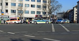 Absperrung am Alicenplatz nach einen Messerangriss vor einer Fahrschule. - Foto: BYC-News/ Chiara Forg