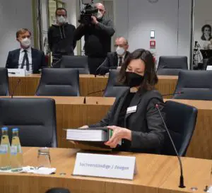 Im Fokus der Presse: Anne Spiegel beim Eintreffen im Untersuchungsausschuss. - Foto: gik
