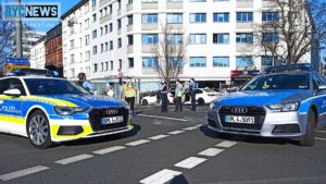Polizeiautos vor der Fahrschule am Alicenplatz in Mainz nach dem Messerangriff. - Foto: BYC News/Chiara Forg