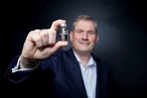 Schott CEO Frank Heinricht zeigt eines seiner Pharmafläschchen. - Foto: SCHOTT