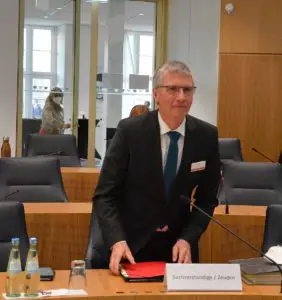 Umweltstaatssekretär Erwin Manz bei seiner Vernehmung im März 2022 vor dem Untersuchungsausschuss. - Foto: gik