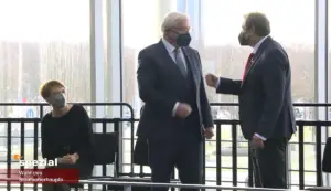 Bundespräsident Frank Walter Steinmeier begrüßt Gerhard Trabert auf der Tribüne. - Screenshot: gik