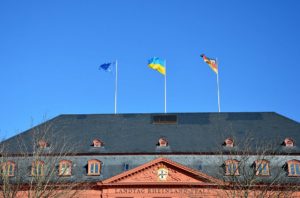 Die ukrainische Flagge weht seit dem Wochenende über dem Mainzer Landtag. - Foto: gik