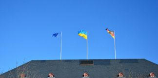 Ukraine-Flüchtlinge fahren kostenlos Bus in Mainz und Wiesbaden – Kurhaus und RMCC leuchten in Friedensfarben