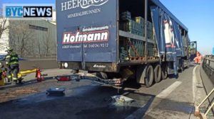 Verunfallter Getränkelaster auf der A60 am Donnerstagnachmittag. - Foto: BYC News