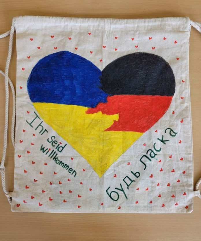 Ein Herz für die Ukraine – Luftfahrt ohne Grenzen schickt acht Lkws mit Spenden aus Mainz – Schüler packen Willkommensbeutel