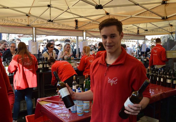 Marktfrühstück in Mainz startet am 9. April an drei Standorten – Weinstand der Winzer am Kurfürstenbrunnen