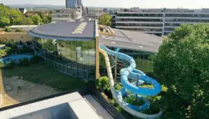 Außenansicht des Mainzer Taubertsbergbades mit den großen Rutschen: sie können bleiben. - Foto: Michelmann-Architekt GmbH