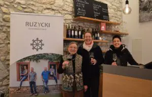 Die starken Frauen der Familie Ruzycki in der neuen Vinothek: Christiane, Simone und Judith Kraus. - Foto: gik