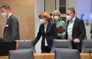 Ministerpräsidentin Malu Dreyer (SPD) beim Betreten des Untersuchungsausschuss zur Flutkatastrophe im Ahrtal. - Foto: gik