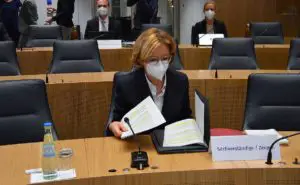 Ministerpräsidentin Malu Dreyer (SPD) bei ihrer Vernehmung vor dem Untersuchungsausschuss zur Flutkatastrophe im Ahrtal im April 2022. - Foto: gik