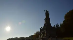 Das Niederwalddenkmal mit der Germania ist ein Stück deutsche Geschichte: Hier oben stand auch schon Napoleon. - Foto: gik