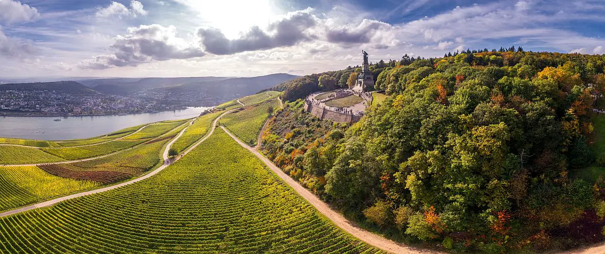 Das Niederwaldenkmal mit der Germania auf der Anhöhe über Rüdesheim. - Foto: RÜD Tourismus AG Woody T. Herner