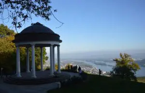 Beliebter Aussichtspunkt: Der Pavillon am Niederwalddenkmal mit der grandiosen Aussicht über den Rhein. - Foto: gik 