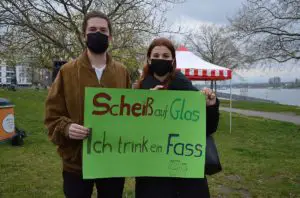 Besonders das Glasverbot regte die Demonstranten auf - das verbiete auch Weinflaschen in der Great Wine Capital Mainz. - Foto: gik