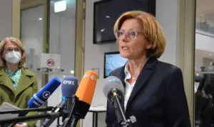 Ministerpräsidentin Malu Dreyer (SPD) nach ihrem Auftritt vor dem Untersuchungsausschuss des Mainzer Landtags am 8. April 2022 bei einem Pressestatement. - Foto: gik