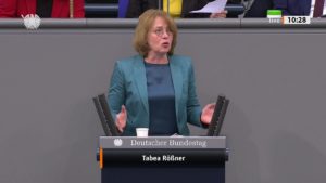 Die Grünen-Bundestagsabgeordnete Tabea Rößner bei ihrer Rede gegen die Impfpflicht im Bundestag. - Foto: Rößner