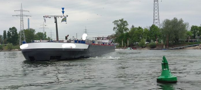 UPDATE – Tankschiff demoliert Steganlagen und Boote der Kanufreunde Mombach am Industriehafen Mainz
