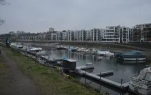 Die Wohnbebauung am Mainzer Winterhafen: Hier entstand ab 2010 hochpreisiges Wohnen am Wasser. - Foto: gik