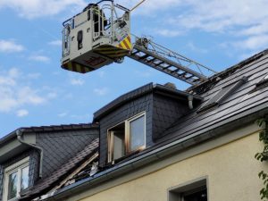 Brand eines Dachs mit Photovoltaikanlage in der Mainzer Oberstadt. - Foto: Feuerwehr Mainz