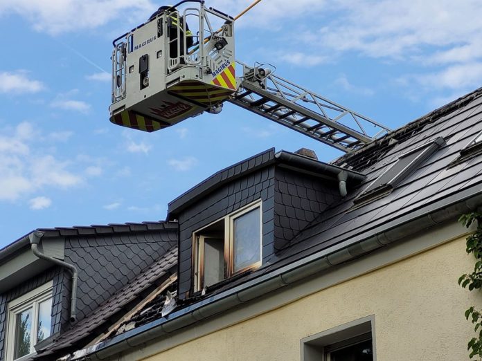 Brand eines Daches mit Photovoltaikanlage in Mainz – Feuerwehr elf Stunden im Einsatz