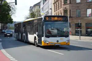 Die Busfahrer der privaten Unternehmen streiken erneut, betroffen ist unter anderem auch die Linie 6 nach Wiesbaden. - Foto: gik