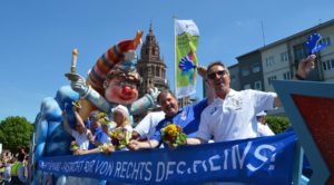 Der KCK mit seinem Nachthemdenwagen am Mainzer Dom. - Foto: gik