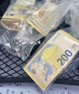 Sicher gestellte 200-Euro-Scheine aus dem geldregen in Mainz. - Foto: Polizei Mainz