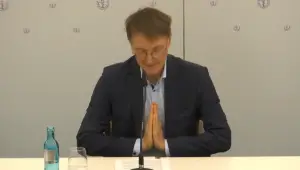 Beten für mehr Schutz? Bundesgesundheitsminister Karl Lauterbach (SPD) auf einer Pressekonferenz im Sommer. - Foto: gik 