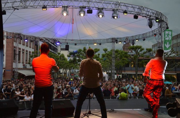 „Helaaf“ auf Rheinland-Pfalz – Großes Landesfest RLPTag 2022 in Mainz mit viel Fastnacht eröffnet – Platzregen sorgt für Verschiebung