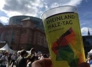 Rheinland-Pfalz-Tag in Mainz: Der Festbecher wurde zum Symbol. - Foto: gik