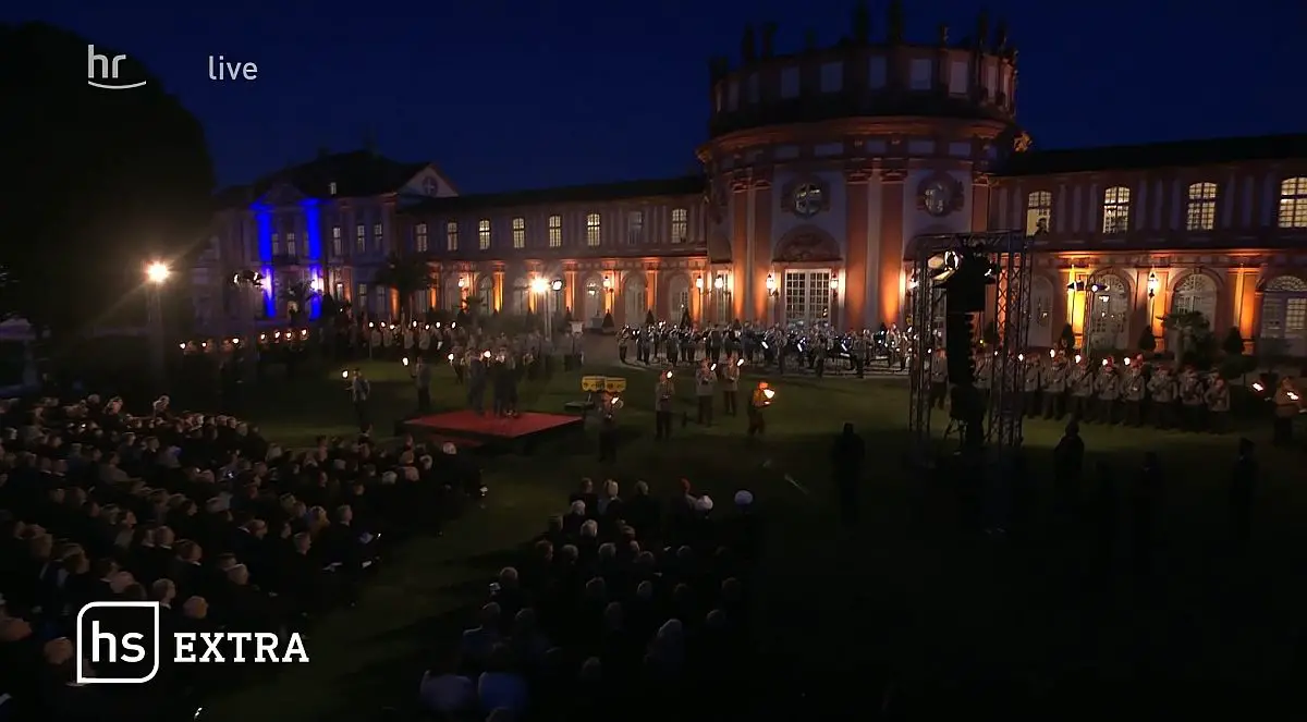Mit einer feierlichen Serenade in Schloss Biebrich wurde Ministerpräsident Volker Bouffier (CDU) am Montagabend verabschiedet. - Screenshot: gik