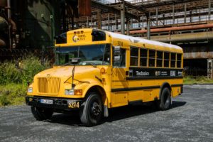 Der leuchtend gelbe ehemalige US-Schulbus ist jetzt ein rollender Plattenladen. - Foto: Vinyl Bus