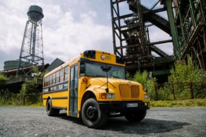 Der gelbe US-Schulbus wurde zu einem rollenden Plattenladen umgebaut. - Foto: VISIONS Events GmbH