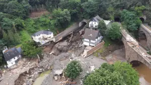 Zerstörte Häuser im Ahrtal nach der Flutkatastrophe am 15. Juli 2021. - Foto: Polizei Koblenz 