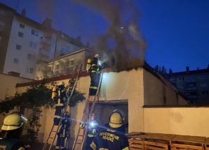 Brennende Mülltonnen setzten ein Garagendach in der Mainzer Neustadt in Brand. - Foto: Feuerwehr Mainz
