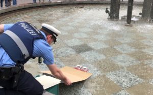 Bau der Entenrampe am Fastnachtsbrunnen durch die Mainzer Polizei. - Foto: Polizei Mainz