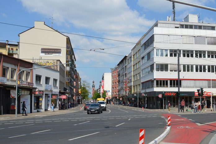 Ölspur quer durch Mainz legt Verkehr in der Innenstadt lahm – Fahrzeug verliert auf Parcours quer durch die Stadt Öl