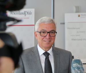 Innenminister Roger Lewentz (SPD) bei einem Pressestatement. - Foto: MdI